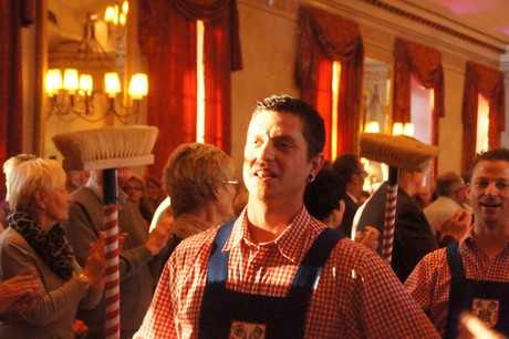 tanzcorps-KG-original-koelsche-domputzer