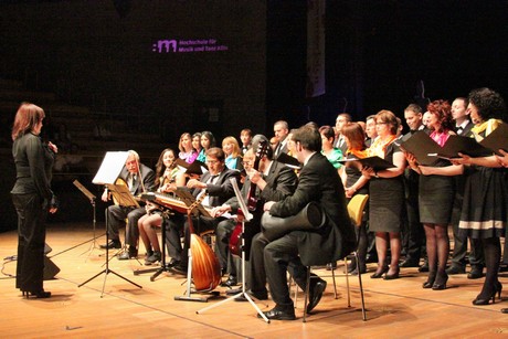 ein-halbmond-und-ein-regenbogen