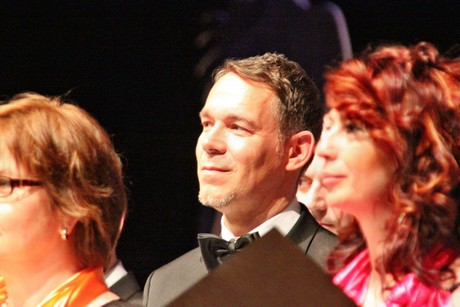 ein-halbmond-und-ein-regenbogen