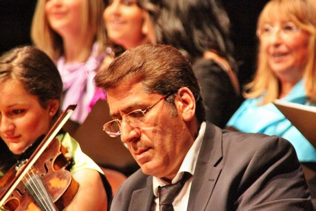 ein-halbmond-und-ein-regenbogen