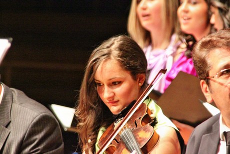 ein-halbmond-und-ein-regenbogen
