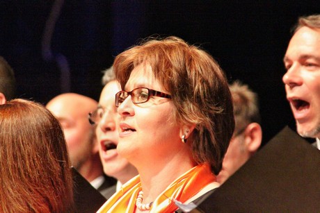 ein-halbmond-und-ein-regenbogen