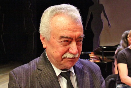 ein-halbmond-und-ein-regenbogen