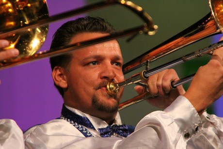 swinging-fanfares
