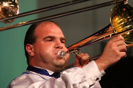 swinging-fanfares