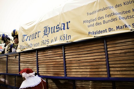 treuer-Husar-Blau-Gelb