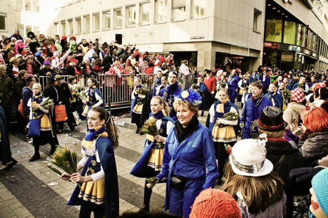 treuer-Husar-Blau-Gelb